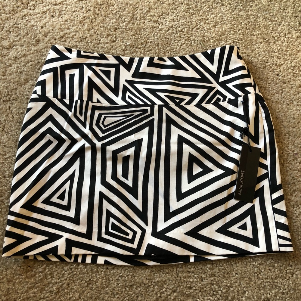EXPRESS ⚪️⚫️ Mini skirt new with tags